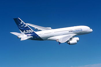 Airbus A380 i luften med blå himmel som baggrund