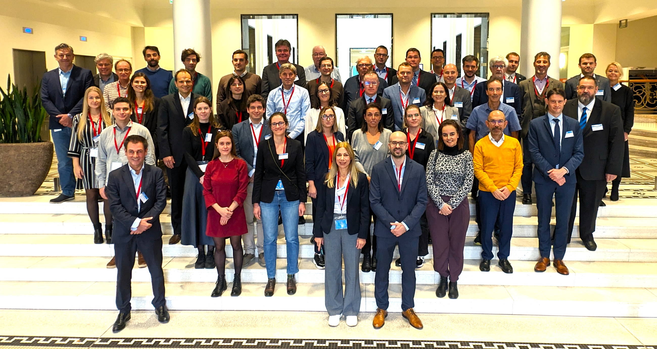 Os participantes na reunião de lançamento da Rede Europeia para o Impacto das Alterações Climáticas na Aviação, de pé no corredor da sede da AESA